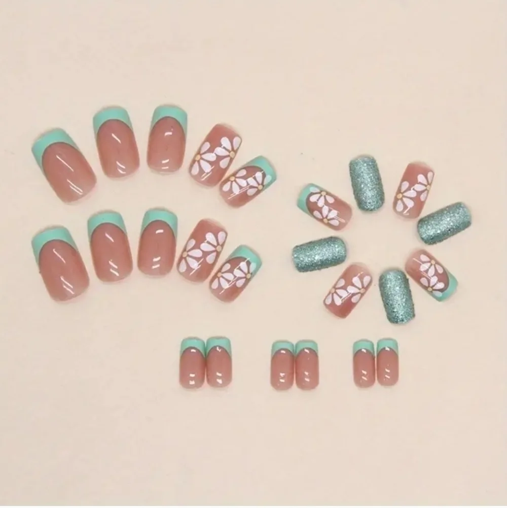 24 Pieces Fake press on nails